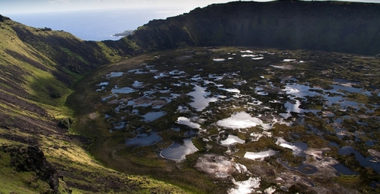 Volcán y Laguna Rano Raraku. Isla de Pascua.