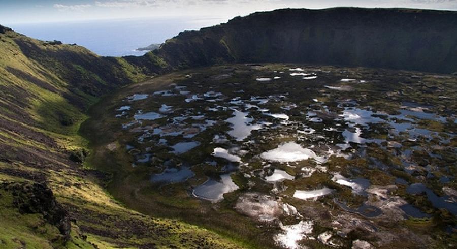 Volcán y Laguna Rano Raraku. Isla de Pascua.